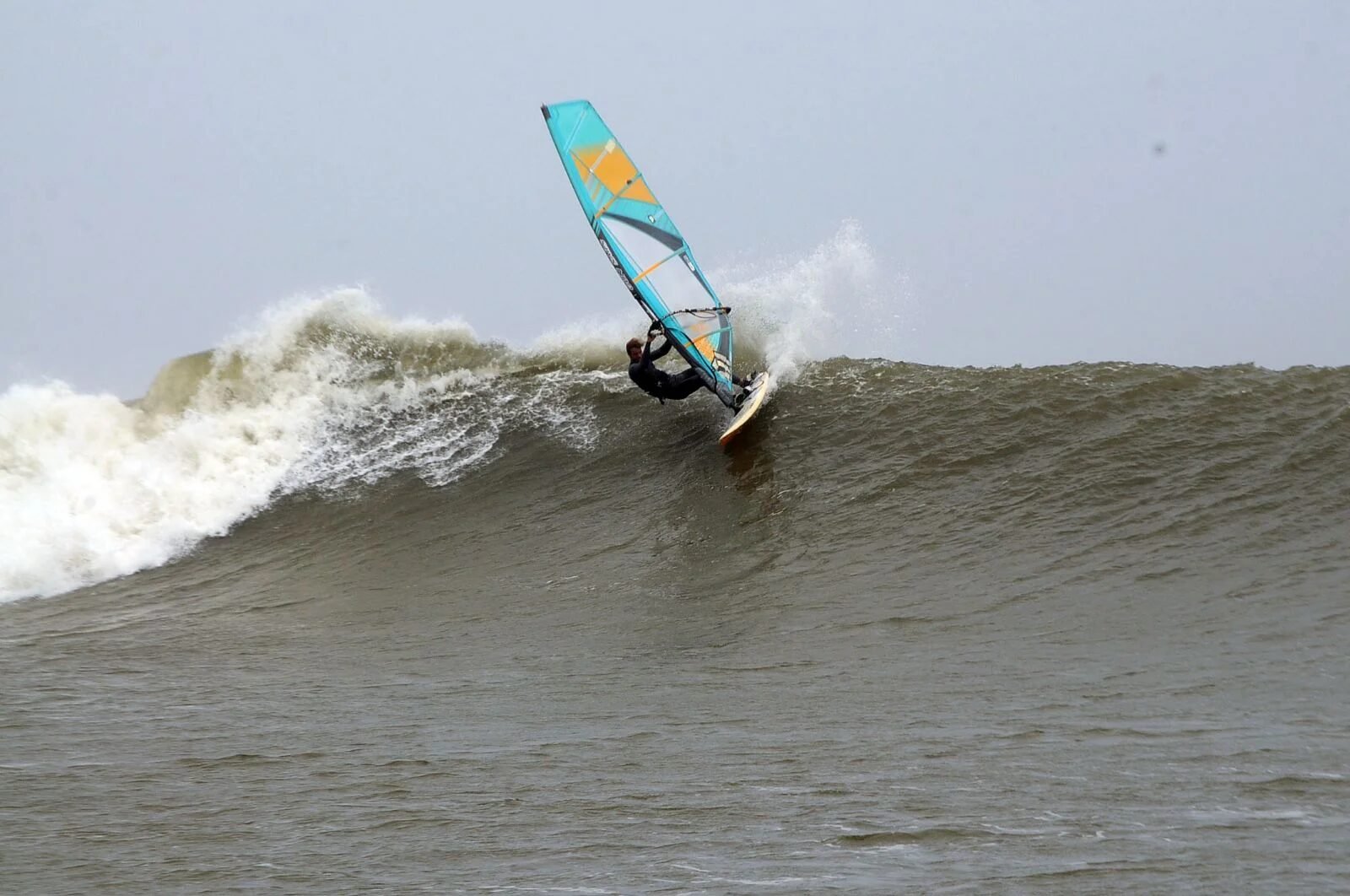 Windsurfer auf einer Welle – das websurfers.ch Lebensgefühl